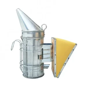 Afumător inox cu protecție de sârmă pentru apicultură Afumător apicol din inox cu protecție de sârmă, foale din lemn și piele ecologică, vedere laterală